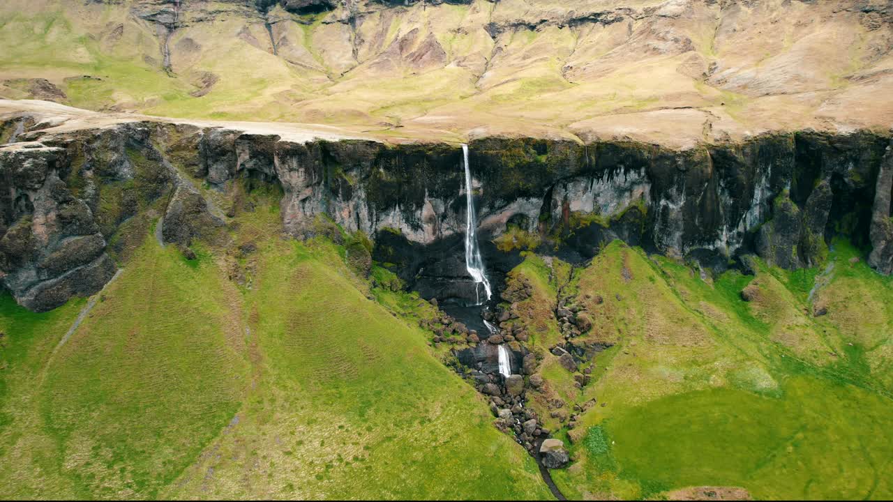 imágenes aéreas de drones de la cascada de islandia, acantilados verdes