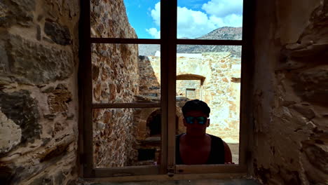 turista visitando la fortaleza de spinalonga en creta, grecia región de heraklion