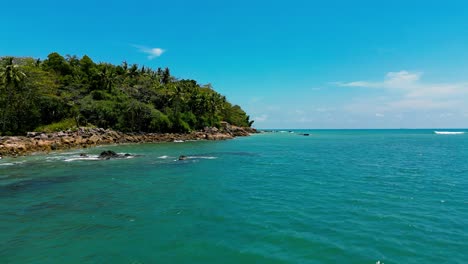fotografía de drone de naturaleza cinematográfica en 4k de una vista aérea panorámica de las hermosas playas y montañas de la isla de koh lanta en krabi, sur de tailandia, en un día soleado.