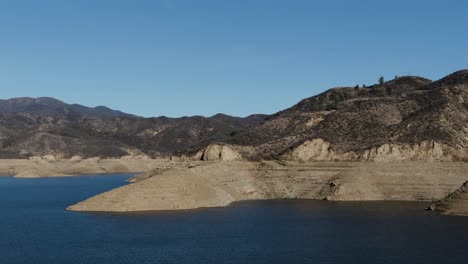 orilla del lago castaic, línea de agua baja