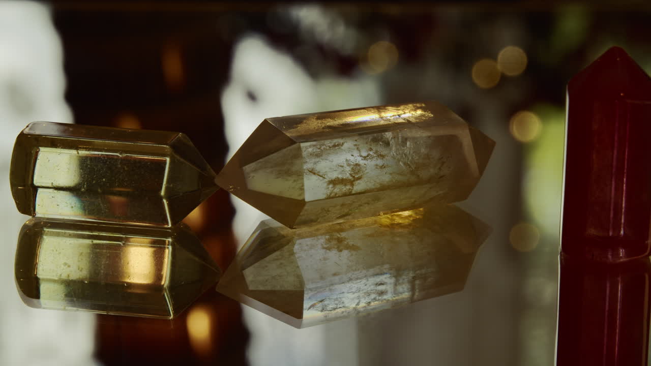 se pueden ver tres cristales colocados en una placa de espejo