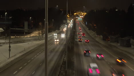 Movimiento-De-Coches-En-Timelapse-En-Una-Carretera-De-Dos-Carriles-En-Medio-De-La-Ciudad-Por-La-Noche