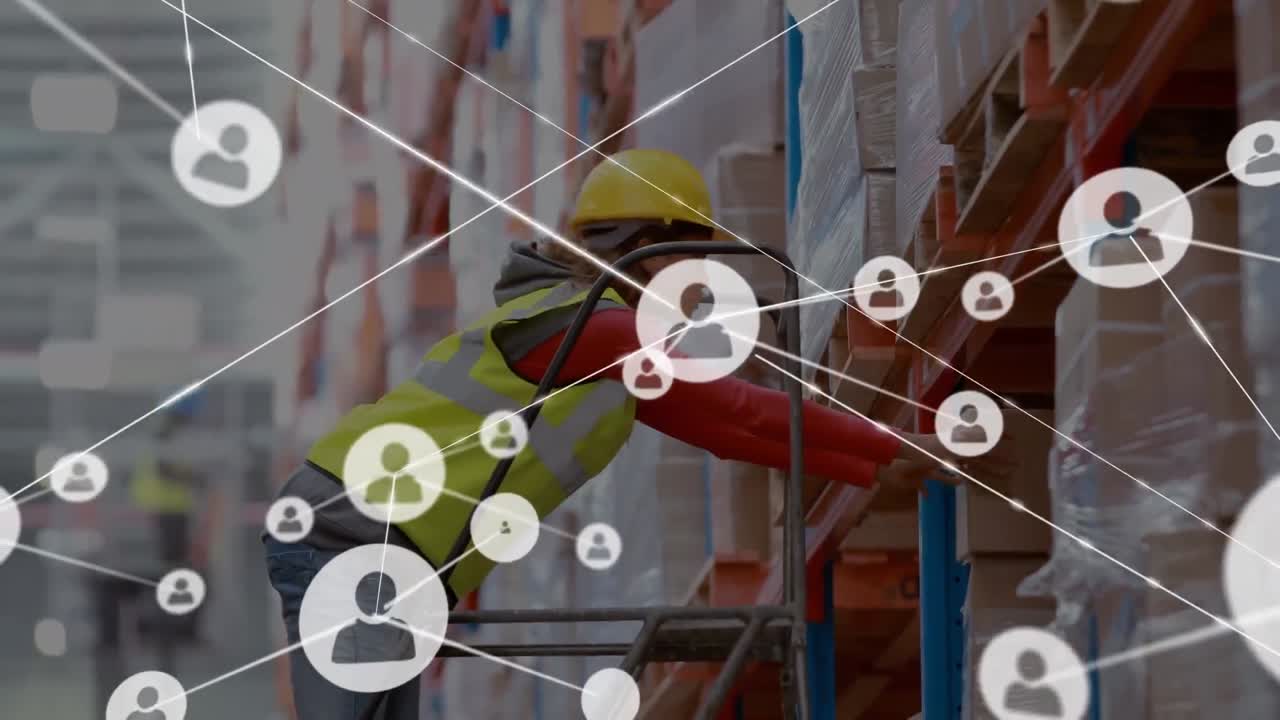 animación de la red de conexiones con iconos sobre el hombre que trabaja en el almacén