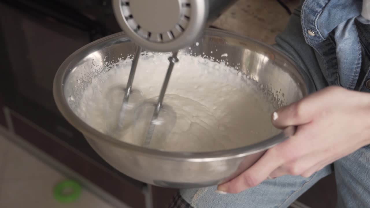 Un primo piano video del processo di preparazione dell'impasto.