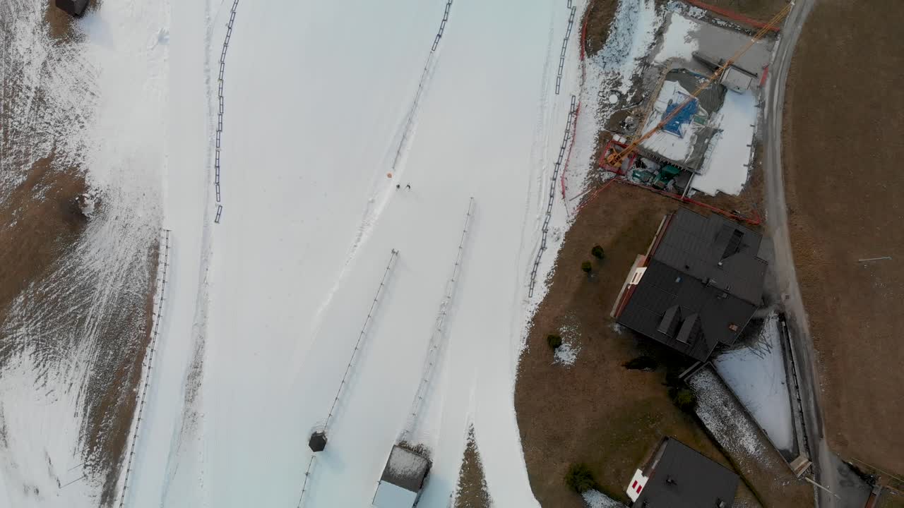 이탈리아 사파다 스키 산 근처의 스키 트레일 위로 하향식 공중 촬영