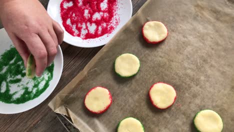 hacer galletas de azúcar navideñas bordes rodantes con chispitas rojas y verdes