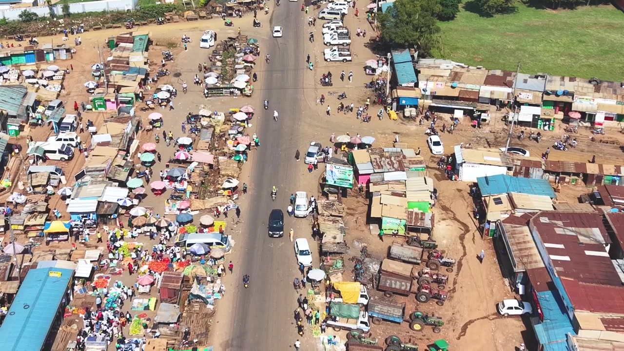 Mercato di un villaggio rurale in Kenya. Auto in movimento nel villaggio rurale del Kenya.