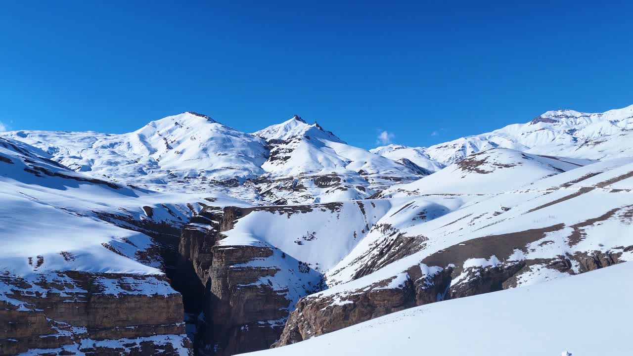 은 파란 하늘 아래 눈 인 산맥