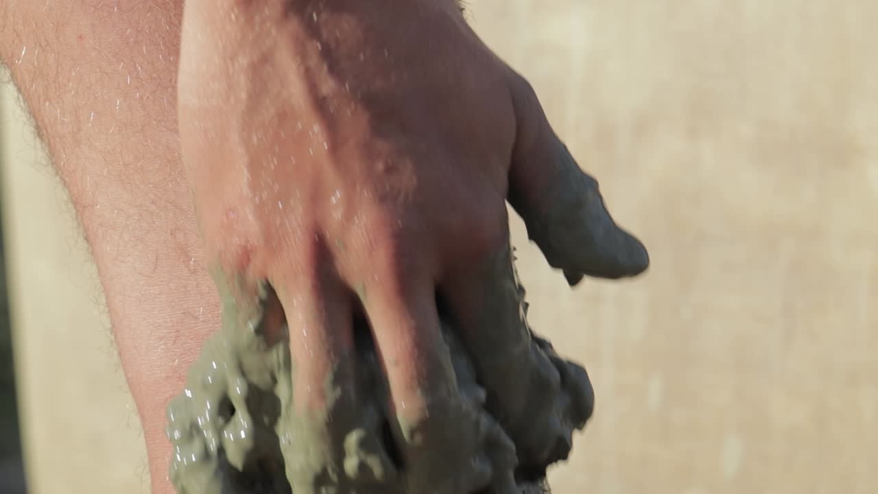 poniendo barro en una pierna