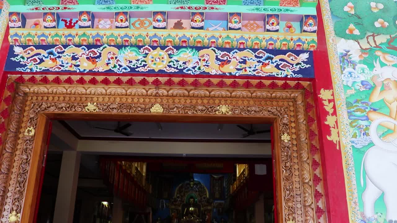 불교 수도원 입구 게이트 예술 아침에 다른 각도에서 비디오는 2023년 3월 22일 인도 히마찰 프라데시 마날리에서 촬영되었습니다.