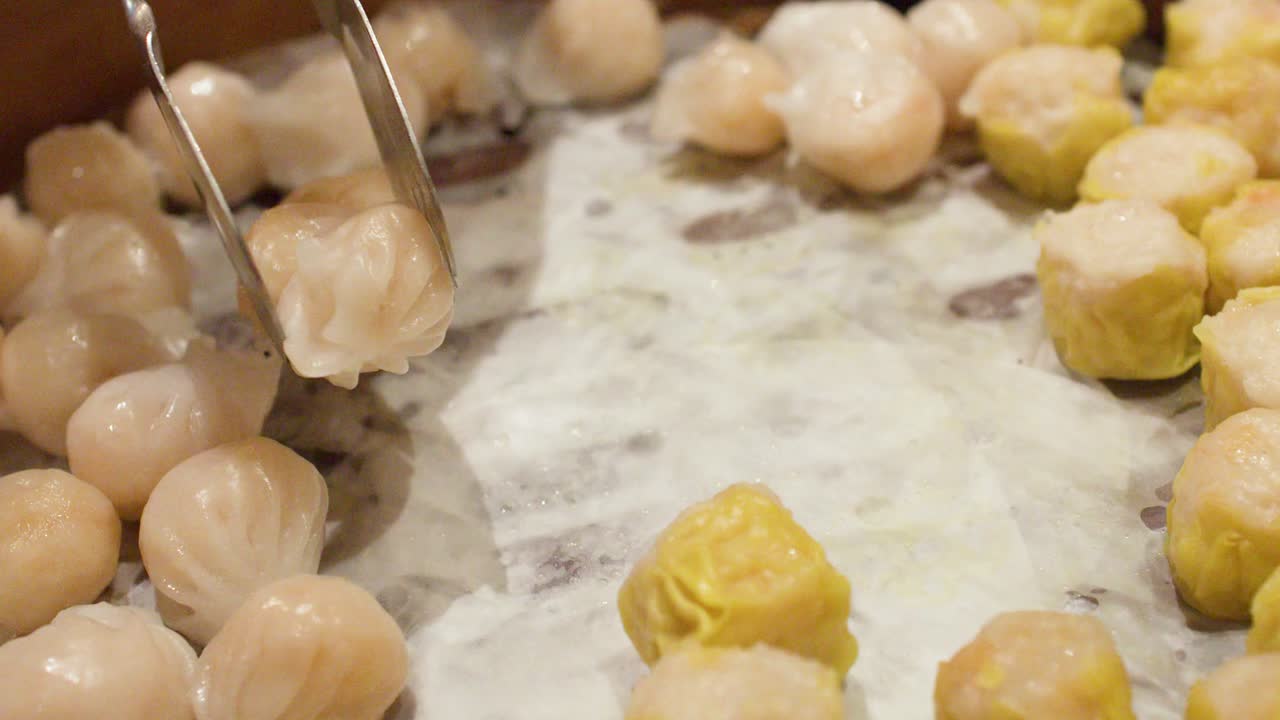 Menyajikan Dim Sum Har Gow dan Siu Mai Kukus dari Kukusan