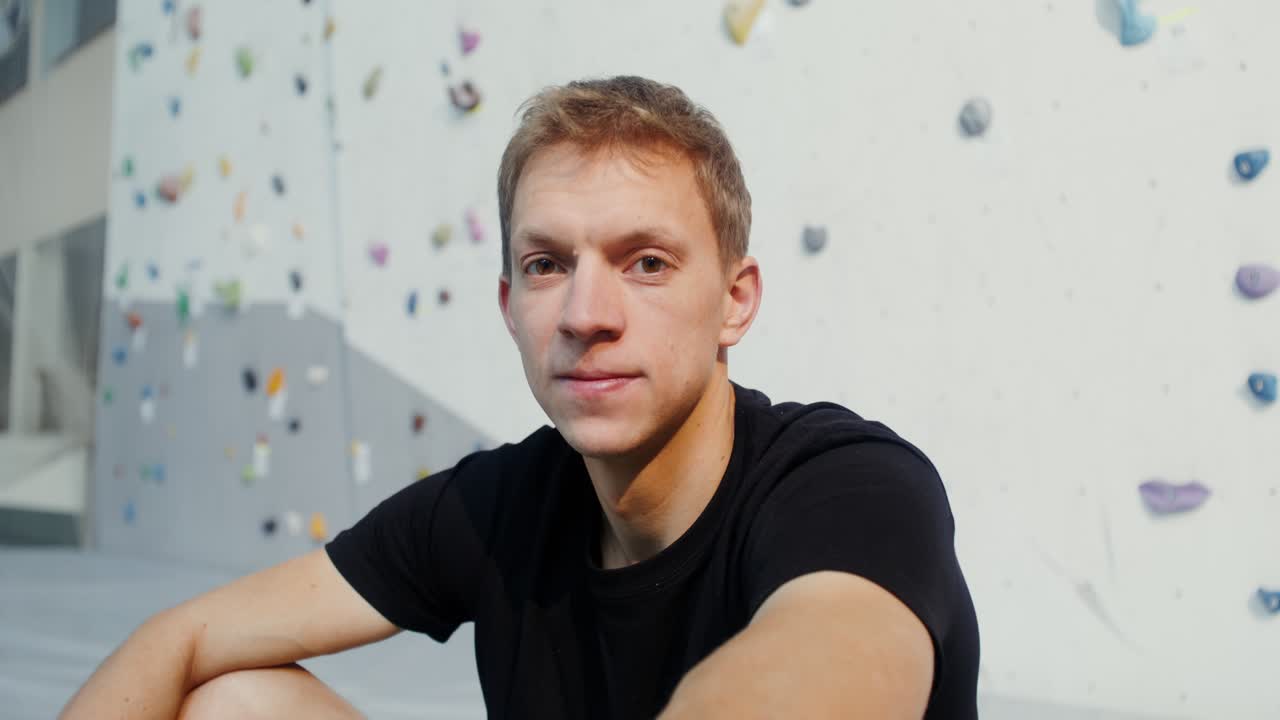 등반 체육관 에 앉아 있는 남자