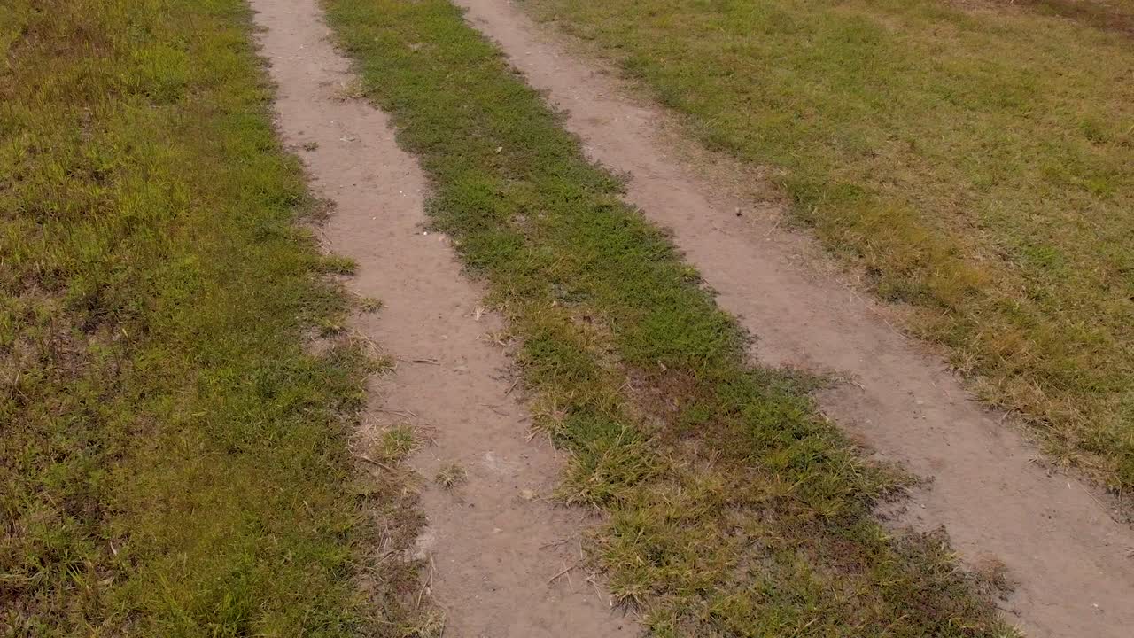 imágenes reveladoras del río y la carretera junto al río.