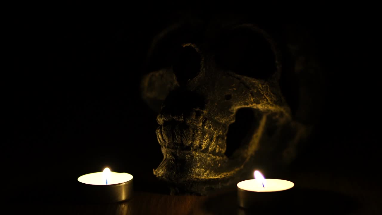 Череп и свеча