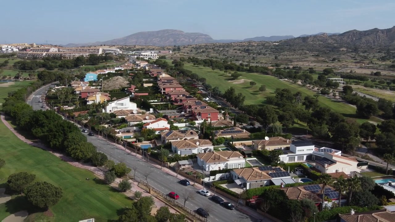 Veduta aerea di ville in prima fila sul campo da golf Alenda, con catene montuose sullo sfondo. Alicante, Spagna