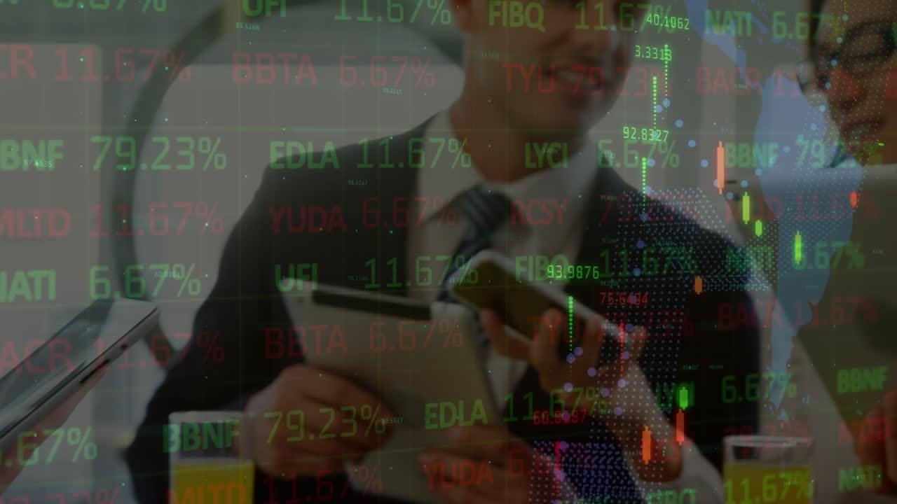 анимация финансовых данных и графиков над различными бизнесменами в офисе