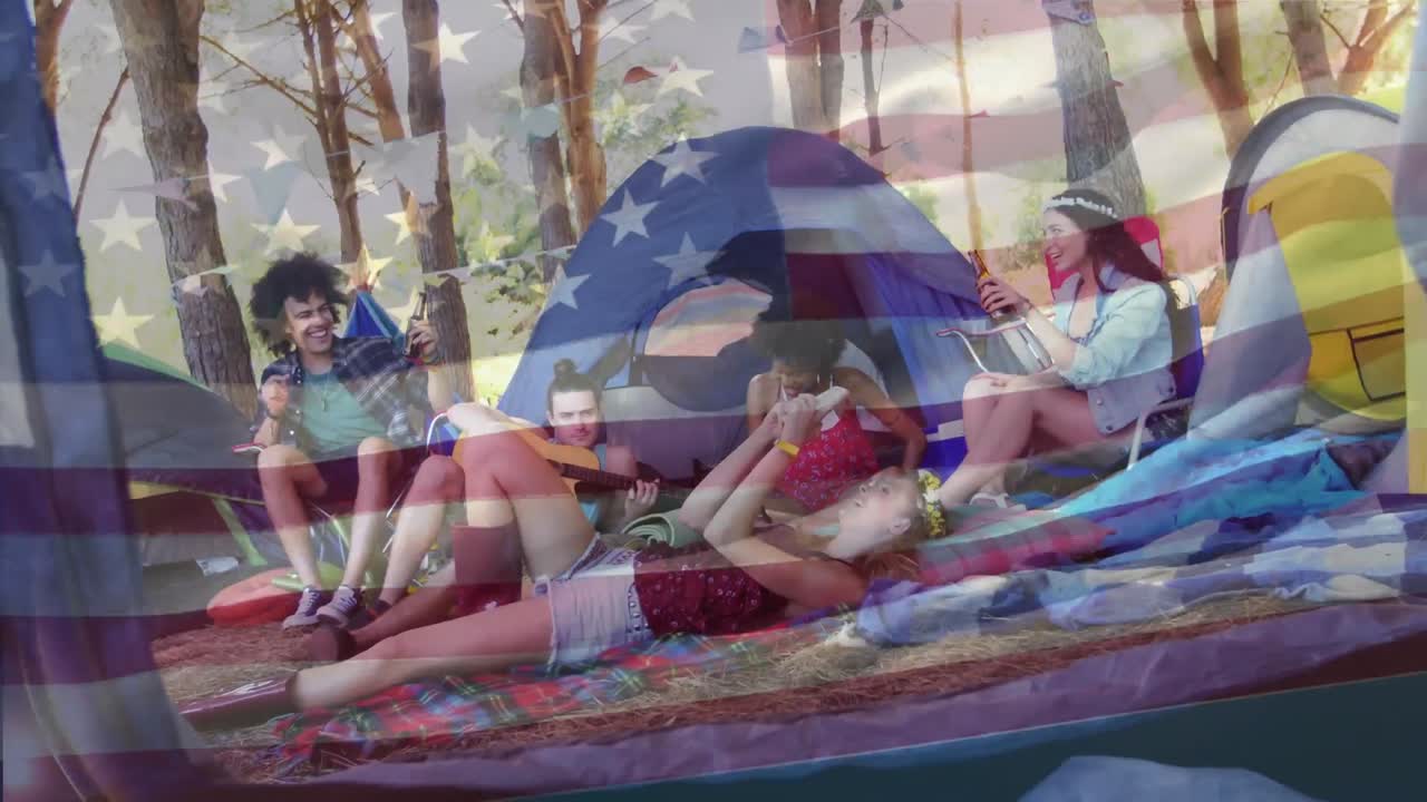 숲에서 캠핑하는 동안 술을 마시는 다양한 친구들 위에 흔들리는 미국 발의 애니메이션
