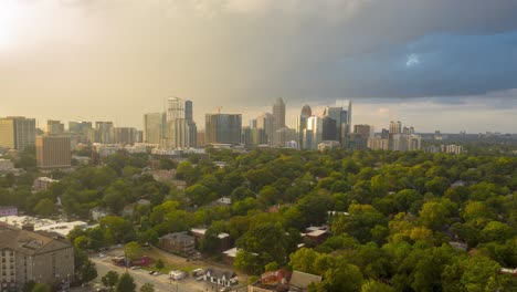 Drohnen-Zeitraffer-Auf-Dem-Weg-Nach-Norden-In-Richtung-Midtown-Atlanta-Bei-Sonnenuntergang