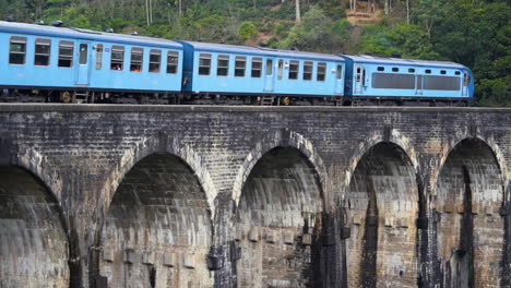 Ein-Alter-Personenzug-Fährt-über-Die-Neun-Bogen-Brücke-In-Der-Nähe-Von-Ella-In-Sri-Lanka