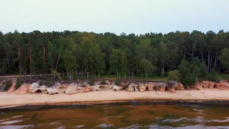 Rote-Felsen-Der-Klippen-Von-Veczemju,-Lettland