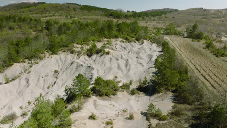 dunas de marga en el paisaje desértico de istria, cerca de la ciudad de sterna en groznjan, istria, croacia