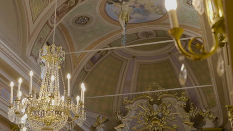 Una-Vista-Interior-De-Una-Iglesia-Católica-Con-Un-Hermoso-Candelabro-Y-La-Estatua-De-Jesús-En-La-Cruz-Y-El-Altar