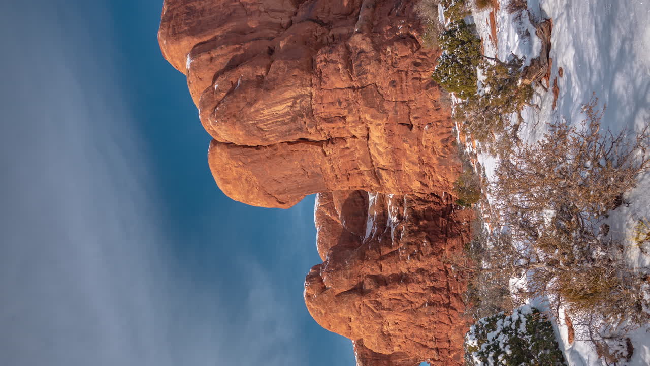 4k vertical timelapse, formaciones de piedra arenisca roja y arcos en un soleado día de invierno, arcos parque nacional de utah ee.uu.