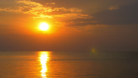 erstaunliche meereslandschaft beim sonnenuntergang