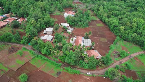 Vista-De-Pájaro-De-La-Casa-Del-Pueblo