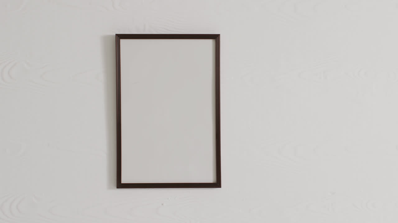 marco negro con espacio de copia en fondo blanco contra una pared blanca