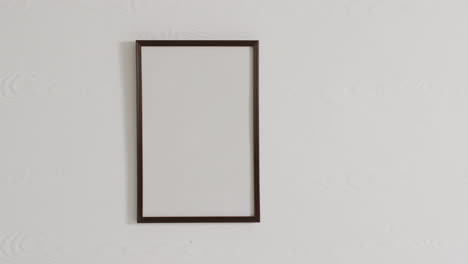 marco negro con espacio de copia en fondo blanco contra una pared blanca