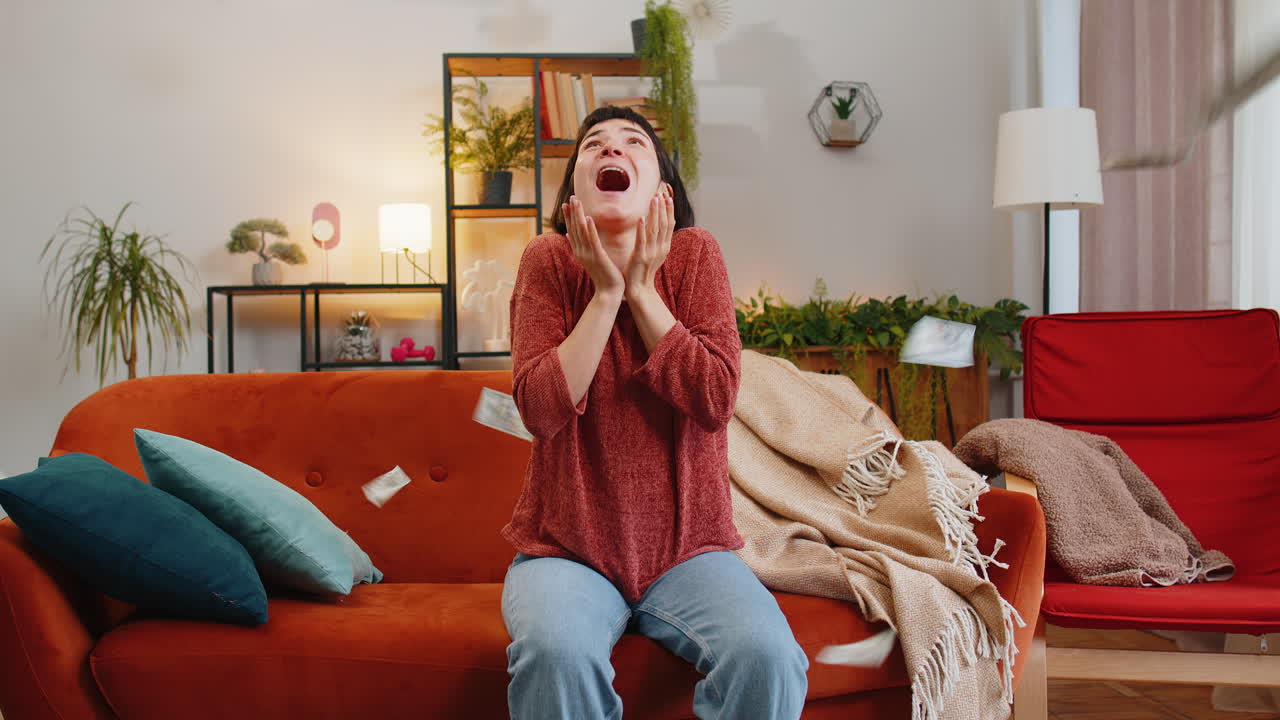mujer celebrando el éxito ganando el premio mayor de la lotería dinero en efectivo dólares lluvia cayendo sobre la chica en casa