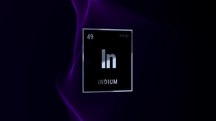 Indium grundstofsymbol fra det periodiske system på abstrakt lilla baggrund.