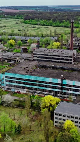 volando sobre una vieja central térmica abandonada