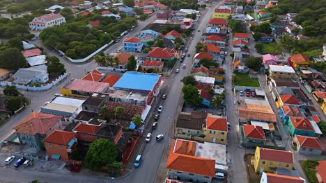 Luftpanorama-Stellt-Orangefarbene,-Mehrfarbige-Dächer-Von-Roodeweg-Otrobanda-Curacao-Im-Schatten-Dar