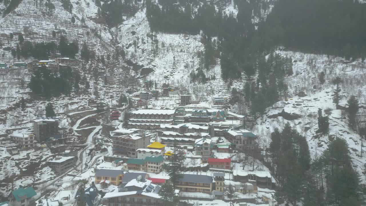Widok z lotu ptaka na miasto Manali po opadach śniegu.
