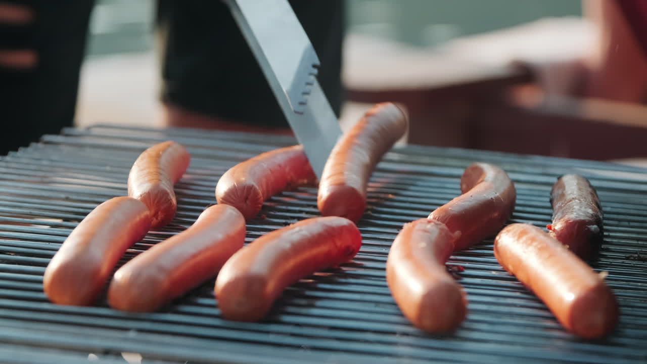 cocinar salchichas en la barbacoa al aire libre
