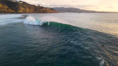 Große-Welle-Bei-Sonnenuntergang,-Blacks-Beach,-La-Jolla-Shores