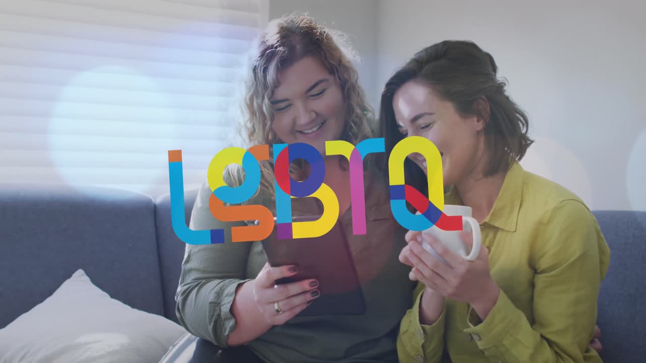 animación de lgbtq sobre una feliz pareja de lesbianas caucásicas usando una tableta y sentadas en el sofá en casa