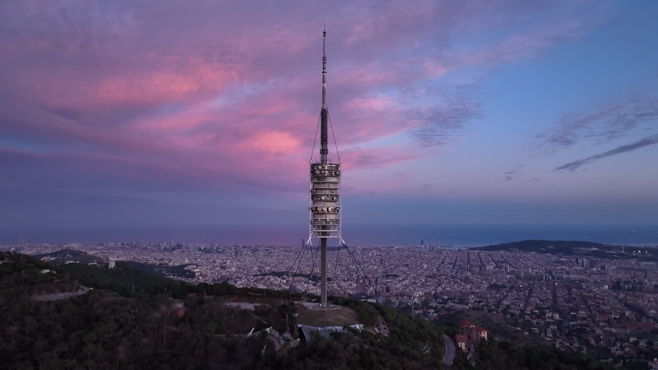 스페인 바르셀로나를 배경으로 티비다보 일몰에 있는 콜세롤라 타워의 영화적 전망