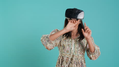 mujer con auriculares de realidad virtual, haciendo gestos de deslizamiento