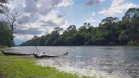 Barcos-Hundidos-Al-Lado-Del-Río