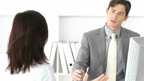 브루넷 사업가 여성이 매니저와 인터뷰를 하고 있습니다.