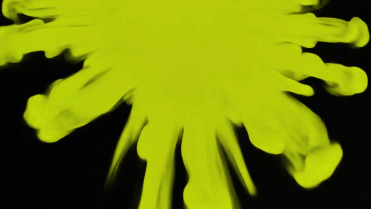 Inchiostro giallo che si diffonde nell'acqua su sfondo nero
