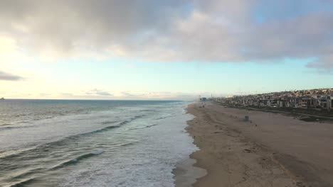 Vista-Aérea-De-Hermosa-Playa-Y-Ciudad-Frente-Al-Mar-En-California,-Estados-Unidos