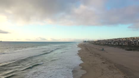 vista aérea de hermosa playa y ciudad frente al mar en california, estados unidos
