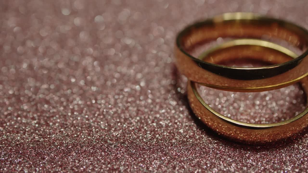 兩個金色的婚戒指