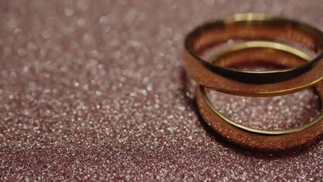dos anillos de boda de oro