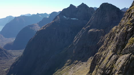 vista aérea volando a través de un impresionante paisaje montañoso en nueva zelanda