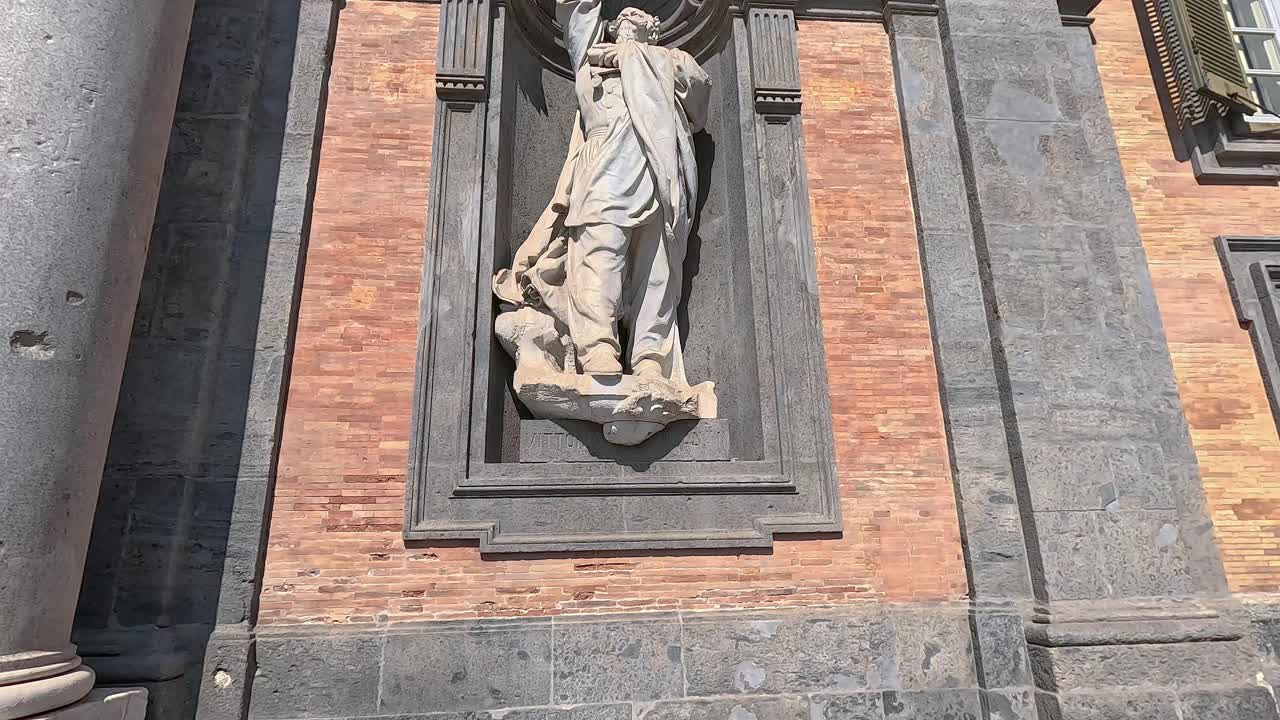 estatua de un rey en el palacio real, nápoles